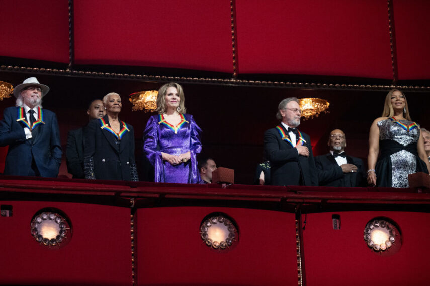 Les lauréats Barry Gibb, Dionne Warwick, Renee Fleming, Billy Crystal, Queen Latifah écoutent l'hymne national lors du 46e Kennedy Center Honors au Kennedy Center le 3 décembre 2023, à Washington, DC.