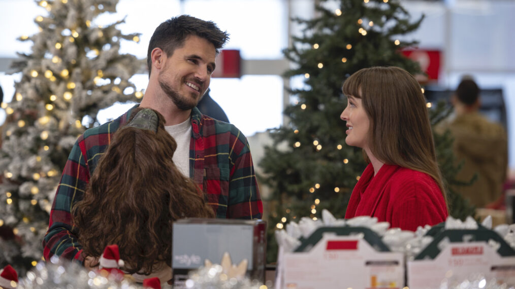 Robbie Amell and Leighton Meester in 'EXmas'