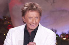 Barry Manilow sings with a choir of children in 'Barry Manilow's a Very Barry Christmas'