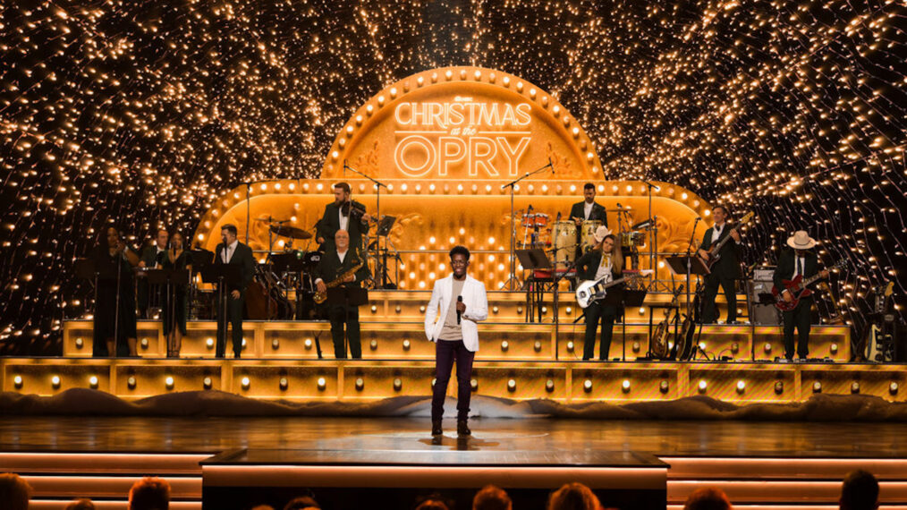 Breland tritt während „Christmas at the Opry“ 2023 auf