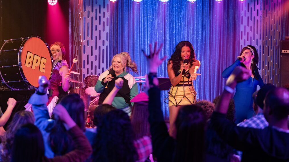 Busy Philipps como Summer, Paula Pell como Gloria, Renee Elise Goldsberry como Wickie y Sara Bareilles como Dawn en la tercera temporada de 'Girls5eva'