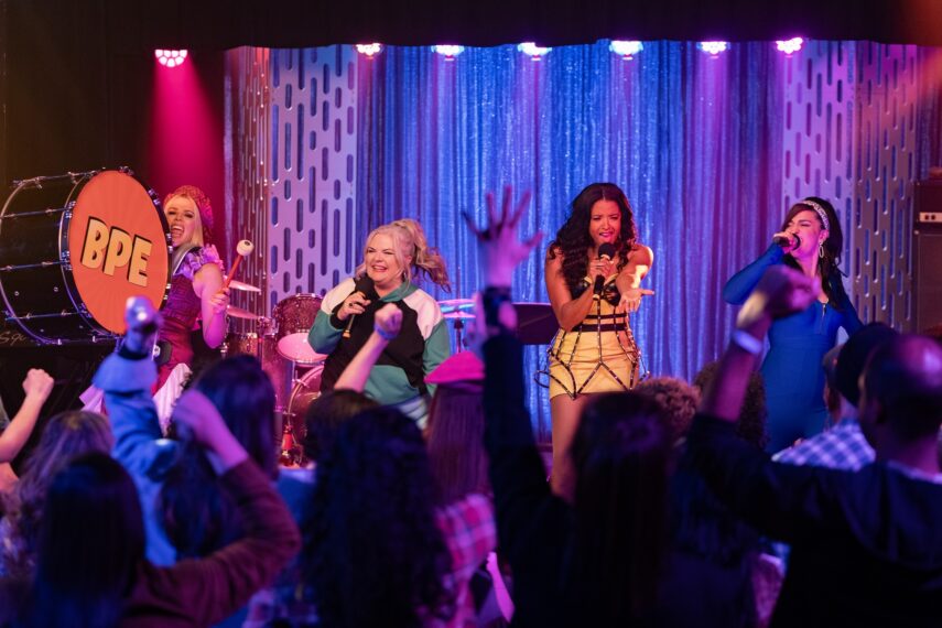 Busy Philipps als Summer, Paula Pell als Gloria, Renee Elise Goldsberry als Wickie und Sara Bareilles als Dawn in Staffel 3 von „Girls5eva“.