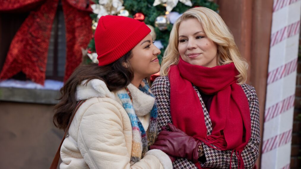 Humberly González and Ali Liebert in 'Friends and Family Christmas'