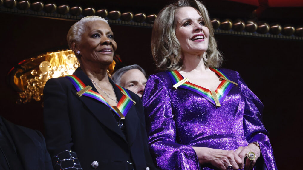 Dionne Warwick und Renée Fleming nehmen am 3. Dezember 2023 an den 46. Kennedy Center Honors im Kennedy Center in Washington, DC teil.