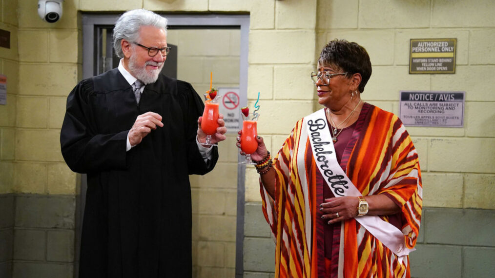 John Larroquette als Dan Fielding, Marsha Warfield als Roz in „Night Court“ – Staffel 2, Folge 1