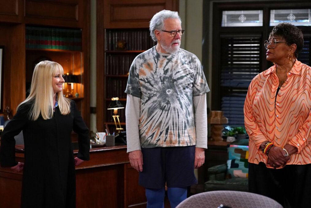 Melissa Rauch as Abby Stone, John Larroquette as Dan Fielding, Marsha Warfield as Roz in 'Night Court' - Season 2, Episode 1