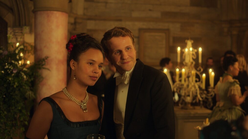 Alisha Boe y Josh Dylan en la primera temporada de 'The Buccaneers'