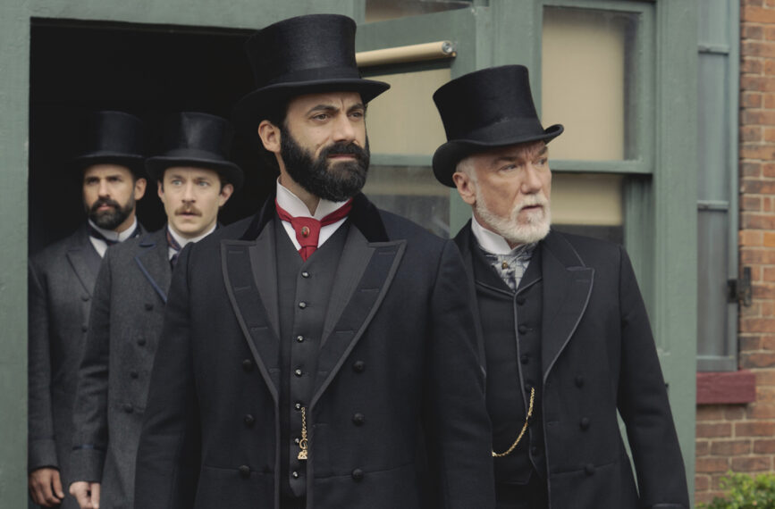 Morgan Spector als George Russell, Patrick Page als Richard Clay in „The Gilded Age“ – Staffel 2, Folge 6