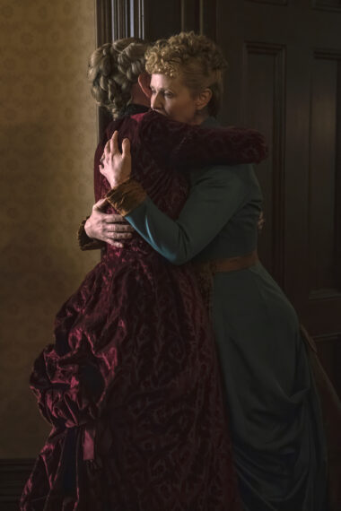 Christine Baranski und Cynthia Nixon in „The Gilded Age“, Staffel 2, Folge 7