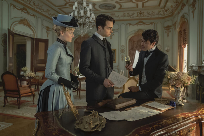 Louisa Jacobson, Ben Ahlers y Harry Richardson en el final de la segunda temporada de 'The Gilded Age'