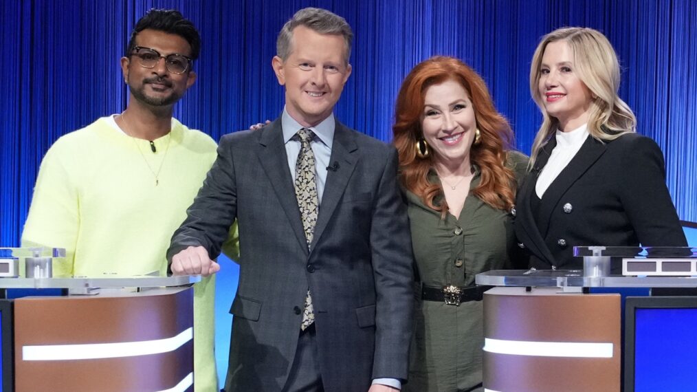 Utkarsh Ambudkar, Ken Jennings, Lisa Ann Walter und Mira Sorvino in „Celebrity Jeopardy!“