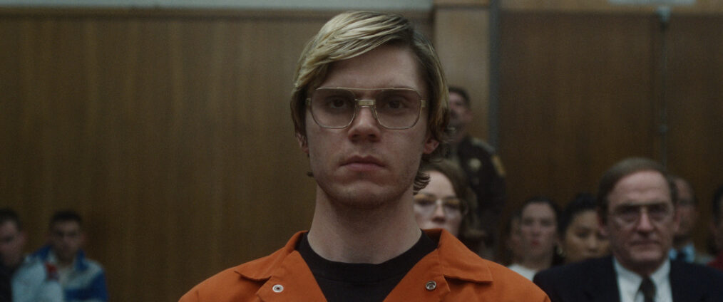 Dahmer. Monster: The Jeffrey Dahmer Story. (L to R) Evan Peters as Jeffrey Dahmer, Molly Ringwald as Shari, Richard Jenkins as Lionel Dahmer in episode 108 of Dahmer. Monster: The Jeffrey Dahmer Story. Cr. Courtesy Of Netflix © 2022