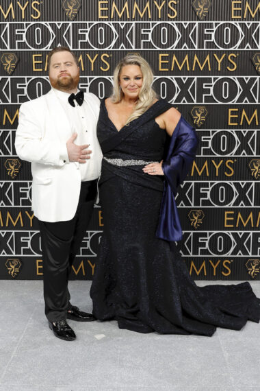 Paul Walter Hauser y Amy Elizabeth Boland asisten a la 75ª edición de los premios Primetime Emmy en el Peacock Theatre el 15 de enero de 2024 en Los Ángeles, California.