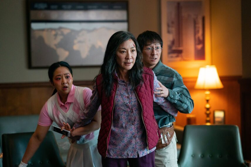 Stephanie Hsu, Michelle Yeoh y Ke Huy Quan en 'Everything Everywhere All at Once' 
