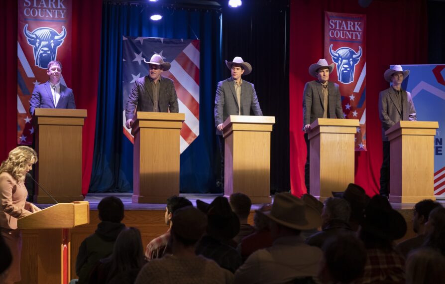Jon Hamm como Roy Tillman en el debate sobre el sheriff del año 5 de 'Fargo'