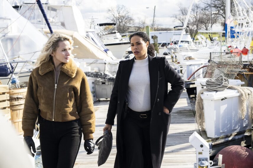 Shantel VanSanten als Nina Chase und Roxy Sternberg als Special Agent Sheryll Barnes – Premiere der 5. Staffel von „FBI: Most Wanted“.