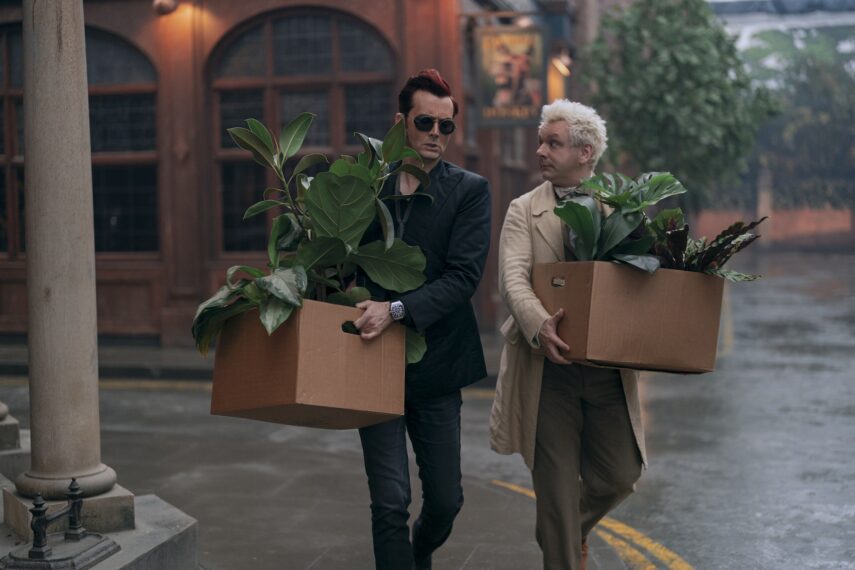 David Tennant als Crowley und Michael Sheen als Aziraphale in „Good Omens“, Staffel 2, Folge 4