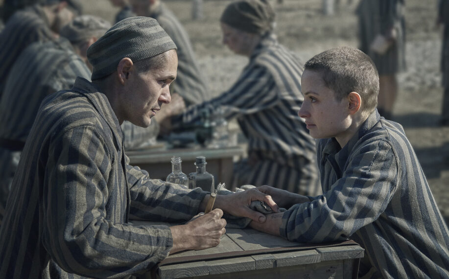 Jonah Hauer-King als Lali Sokolov trifft Anna Próchniak als Gita Furman in „Der Tätowierer von Auschwitz“.
