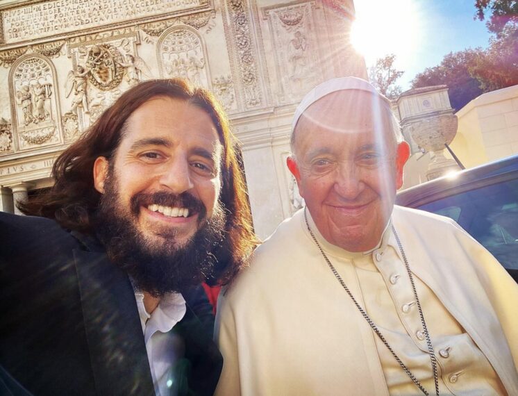 Jonathan Roumie aus „The Chosen“ mit Papst Franziskus