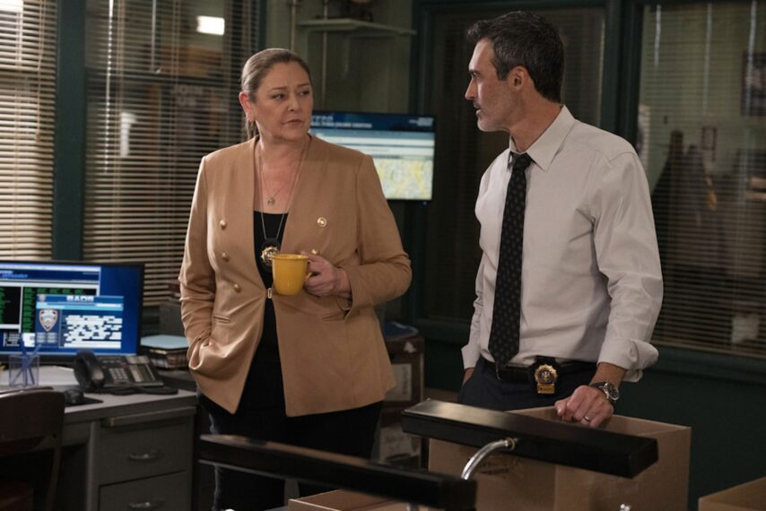 Camryn Manheim als Lt. Kate Dixon und Reid Scott als Det.  Vincent Riley in der Premiere der 23. Staffel von „Law & Order“.