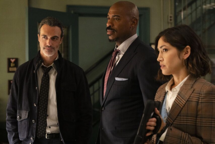 Reid Scott als Det.  Vincent Riley, Mehcad Brooks als Det.  Jalen Shaw und Connie Shi als Violet Yee in der Premiere der 23. Staffel von „Law & Order“.