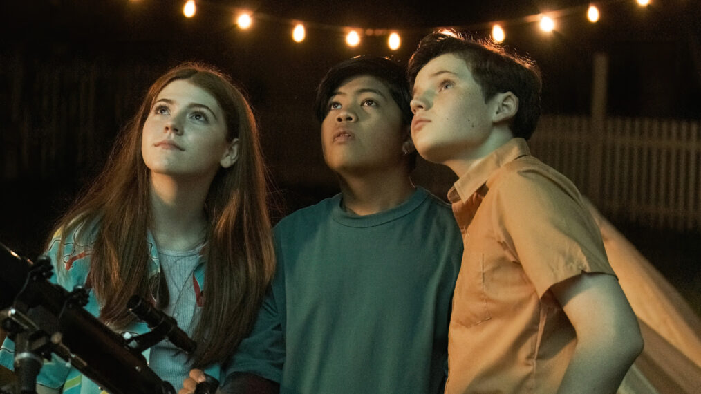 Sophia Powers como Fox, Mark Ezekiel Rivera como Ritchie Perez y Benjamin Evan Ainsworth como Mark Critch en el final de la segunda temporada de 'Son of a Critch'