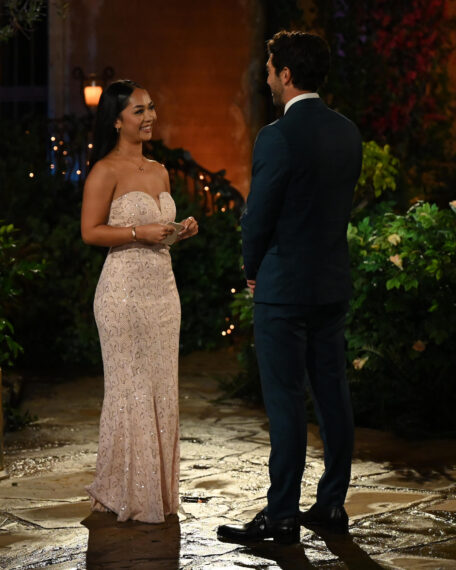 Lea Cayanan und Joey Graziadei in der Premiere der 28. Staffel von „The Bachelor“.