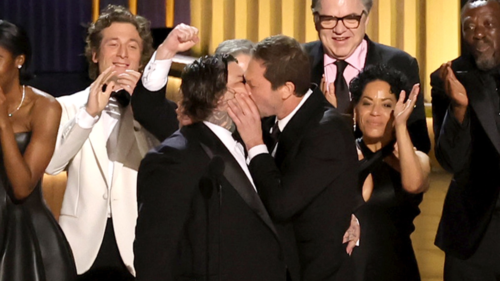 El elenco de 'The Bear' sella su victoria en el Emmy con un impactante