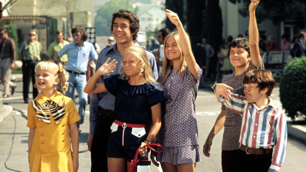 Mike Lookinland, Christopher Knight, Maureen McCormick, Eve Plumb, Barry Williams, and Susan Olsen on set of 'The Brady Bunch'