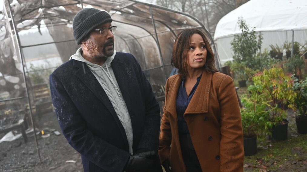 Jesse L. Martin como Alec Mercer y Maahra Hill como Marisa en 'The Irrational' - Temporada 1, Episodio 8