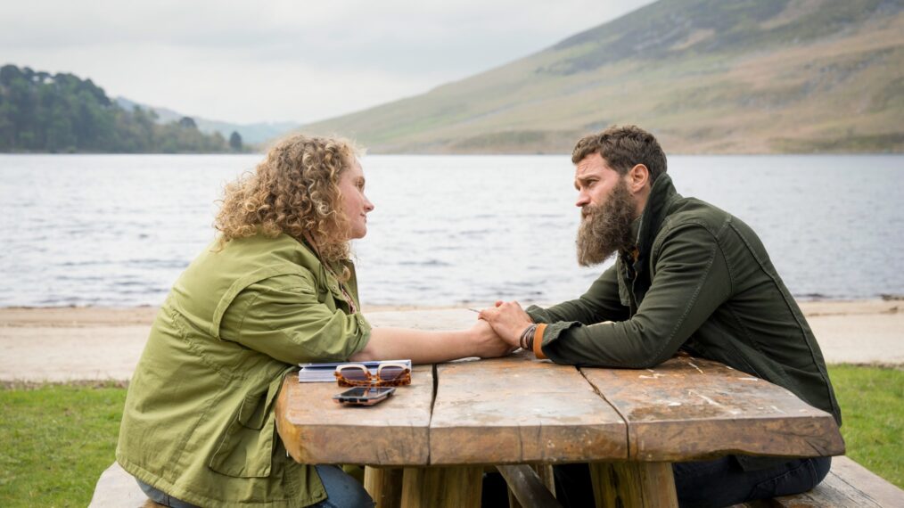 Danielle Macdonald y Jamie Dornan en la segunda temporada de 'The Tourist'