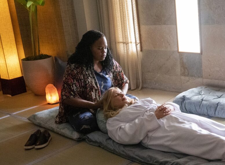 Natasha Rothwell mit Jennifer Coolidge in Staffel 1 von „The White Lotus“.