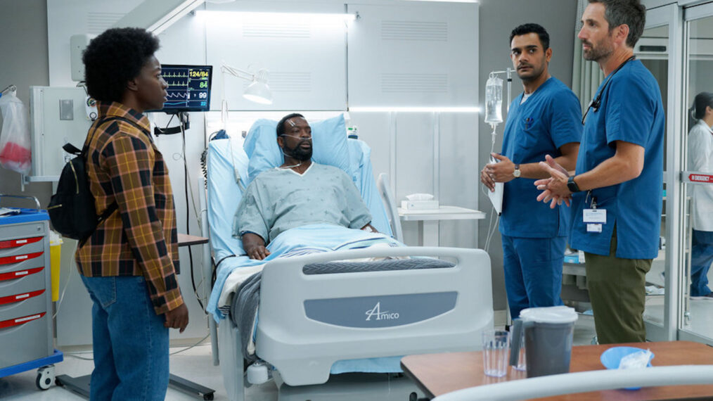 Murry Peeters como Cecily, Martin Roach como Hugo, Hamza Haq como el Dr. Bashir Hamed, Gord Rand como el Dr. Mark Novak en 'Transplant' - Temporada 3, Episodio 10