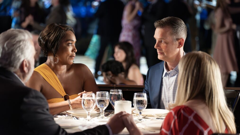 Angela Bassett and Peter Krause in 9-1-1 - 'Abandon ‘Ships'