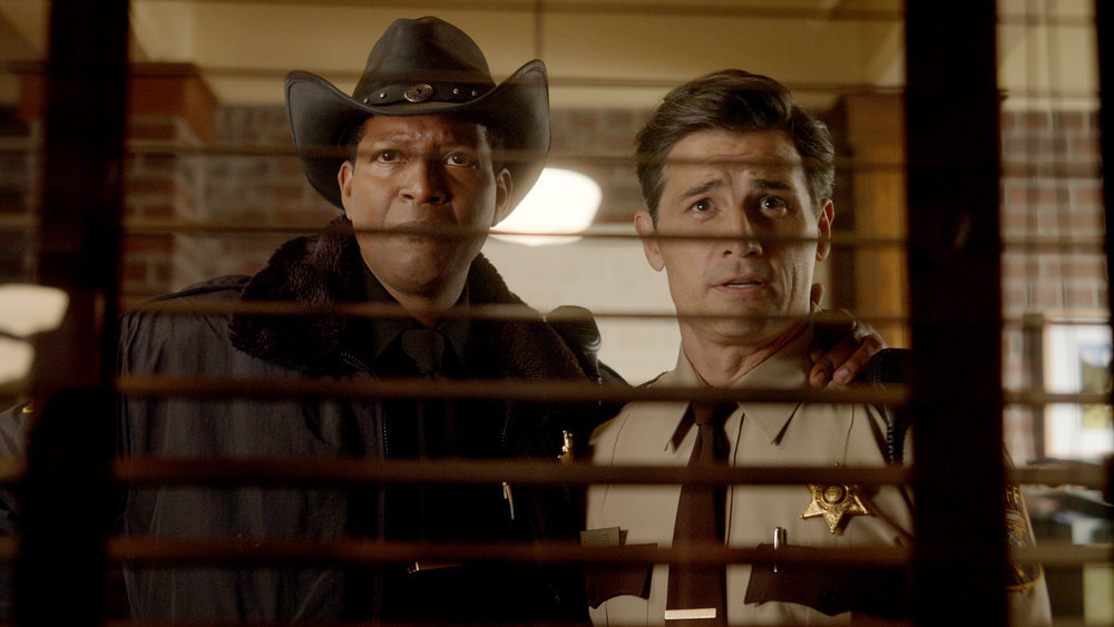 Corey Reynolds como el sheriff Mike Thompson, Enver Gjokaj como Joseph Rainier - 'Resident Alien'