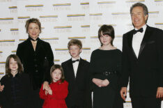 Honoree Warren Beatty poses with wife Annette Bening and children Isabel, Ella, Benjamin and Kathlyn at the 27th Annual Kennedy Center Honors, December 4, 2004