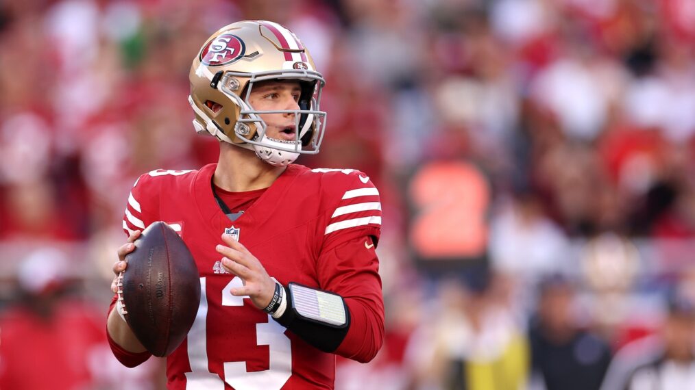 Brock Purdy #13 der San Francisco 49ers fällt zurück, um den Ball im NFC Championship Game gegen die Detroit Lions zu passen