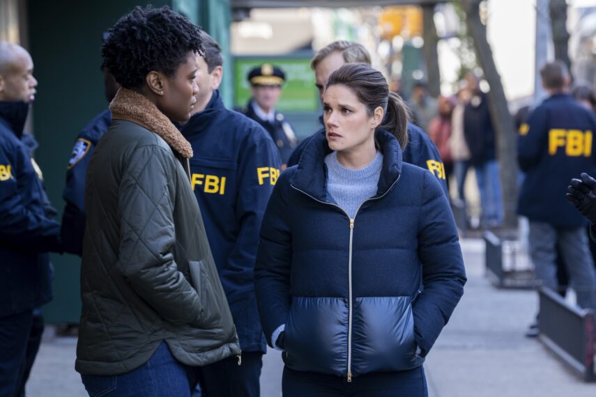 Katherine Renee Kane als Special Agent Tiffany Wallace und Missy Peregrym als Special Agent Maggie Bell – Premiere der sechsten Staffel von „FBI“.