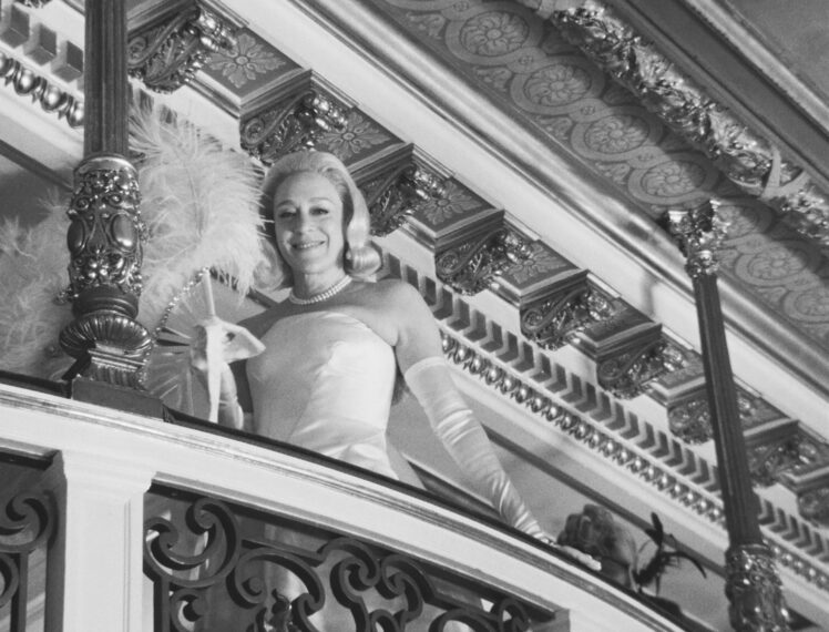 Chloe Sevigny als CZ-Gast in FEUD: Capote Vs.  Die Schwäne – „Masquerade 1966“