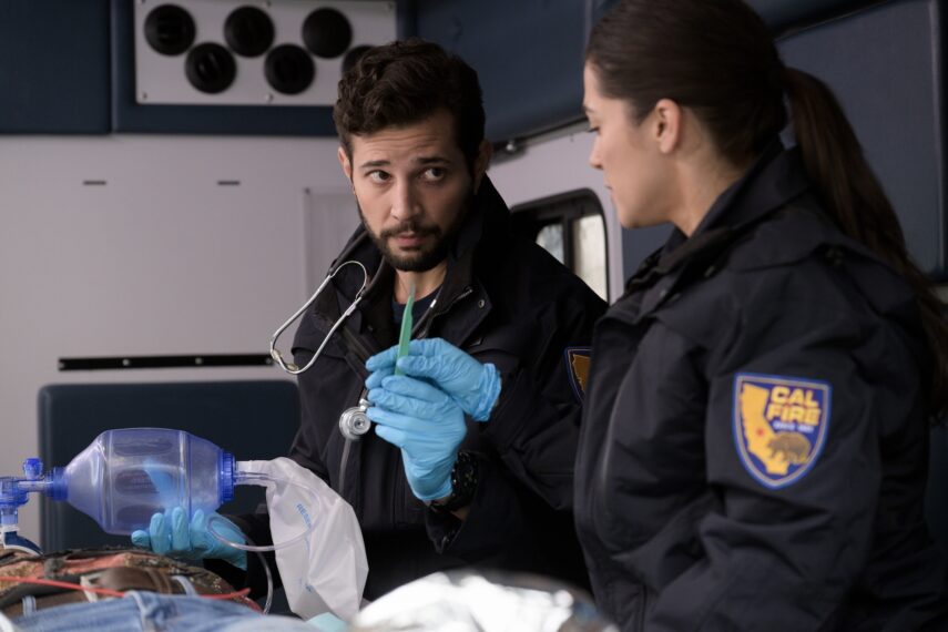 Rafael De La Fuente als Diego Moreno und Stephanie Arcila als Gabriela Perez – Premiere der zweiten Staffel von „Fire Country“.