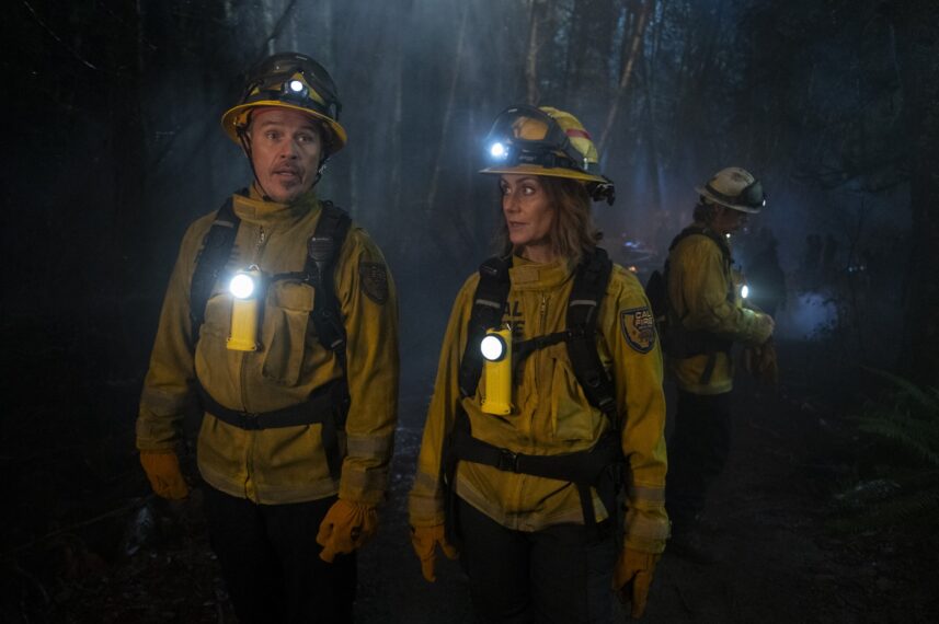 Kevin Alejandro als Manny Perez und Diane Farr als Sharon Leone – „Fire Country“, Staffel 2, Folge 2