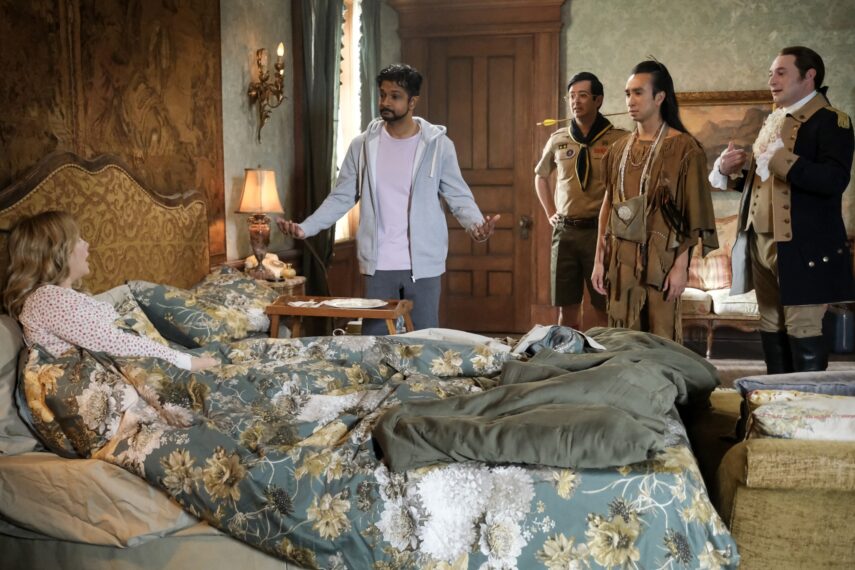 Rose McIver, Utkarsh Ambudkar, Richie Moriarty, Roman Zaragoza y Brandon Scott en la tercera temporada de 'Ghosts'