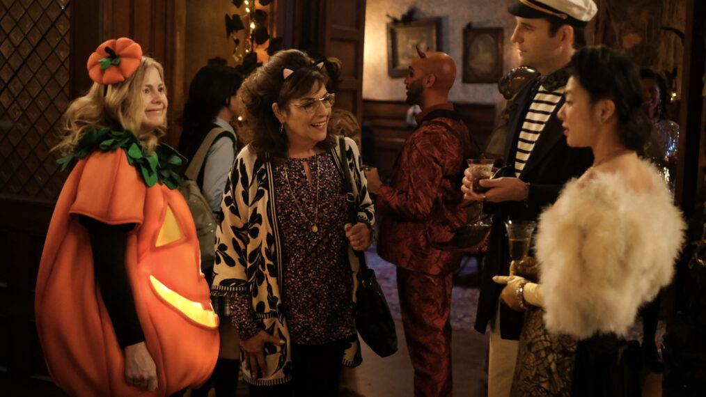 Rose McIver als Samantha, Caroline Aaron als Carol, John Reynolds und Christine Ko in der Halloween-Folge der dritten Staffel von „Ghosts“.
