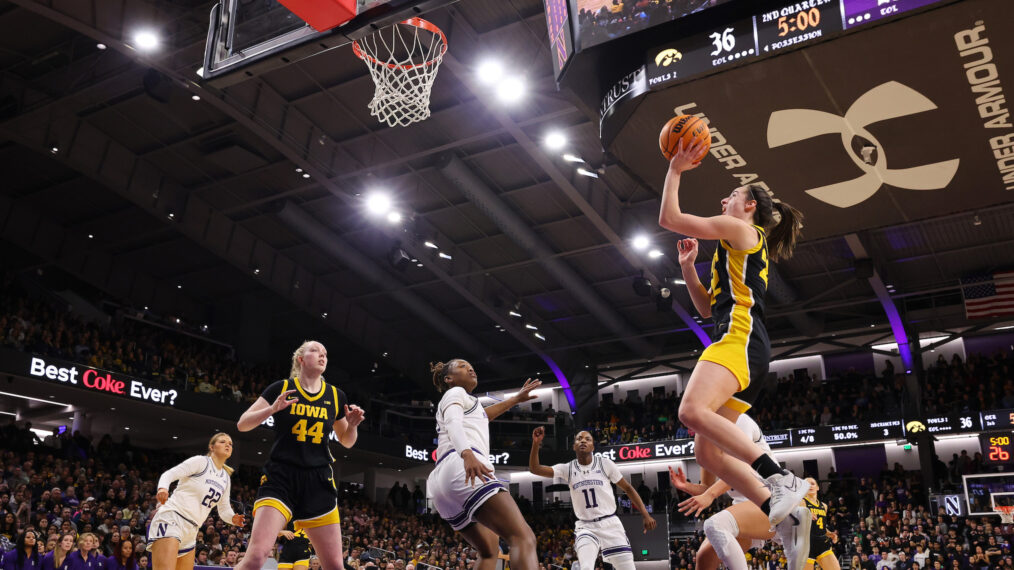 Caitlin Clark # 22 de los Iowa Hawkeyes anota los 3.403 puntos de su carrera, superando a Kelsey Mitchell por el segundo lugar en la historia del baloncesto femenino de la NCAA de la División I, durante el segundo cuarto contra los Northwestern Wildcats en el Welsh-Ryan Arena el 31 de enero de 2024 en Evanston, Illinois.