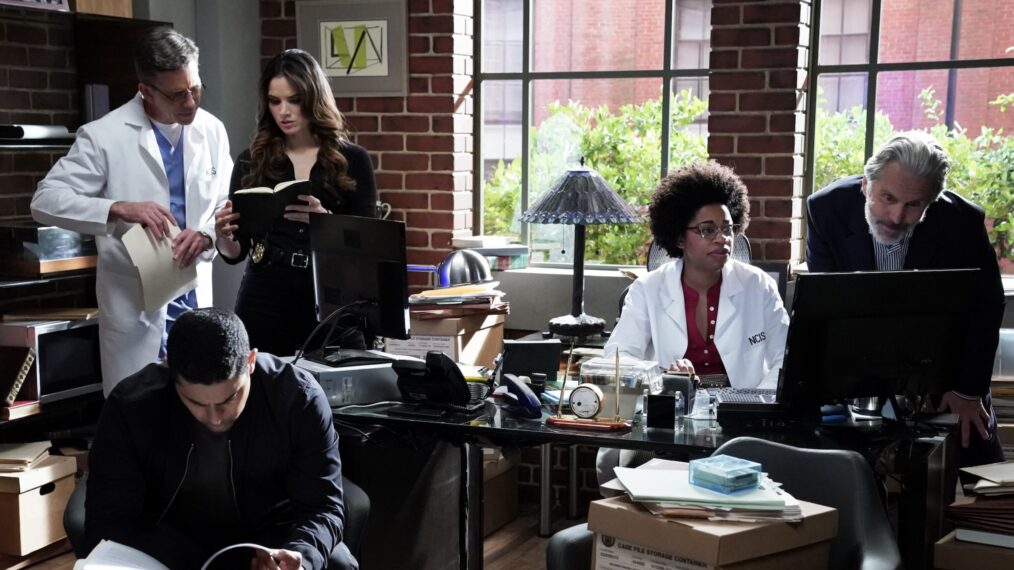 Brian Dietzen als Jimmy Palmer, Katrina Law als NCIS-Spezialagentin Jessica Knight, Wilmer Valderrama als Nick Torres, Diona Reasonover als Forensikerin Kasie Hines und Gary Cole als Spezialagentin Alden Parker – „NCIS“ Staffel 21, Folge 2