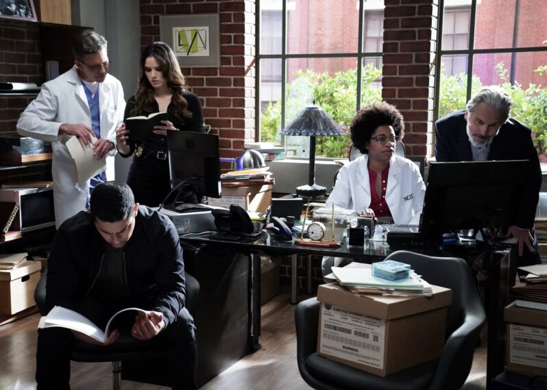 Brian Dietzen als Jimmy Palmer, Katrina Law als NCIS-Spezialagentin Jessica Knight, Wilmer Valderrama als Nick Torres, Diona Reasonover als Forensikerin Kasie Hines und Gary Cole als Spezialagentin Alden Parker – „NCIS“ Staffel 21, Folge 2