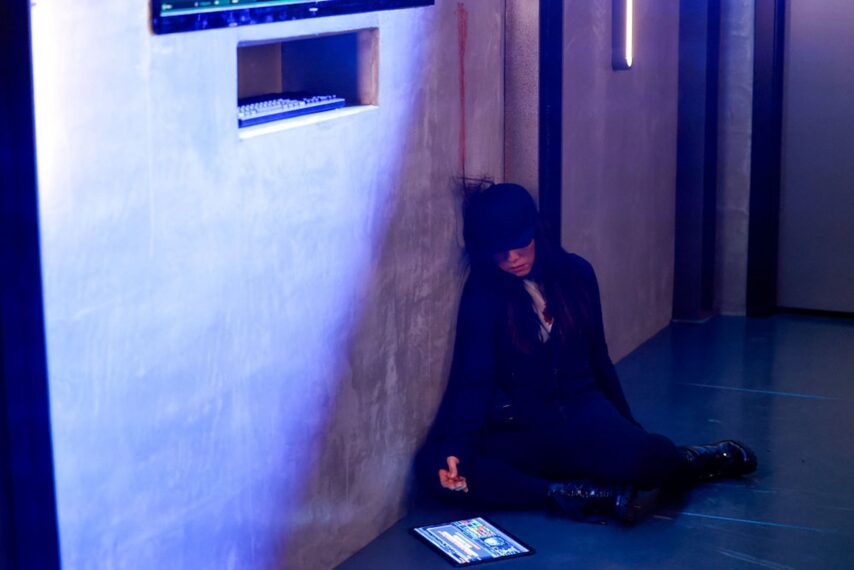 Nanrisa Lee als Jenn – Finale der zweiten Staffel von „Quantum Leap“.