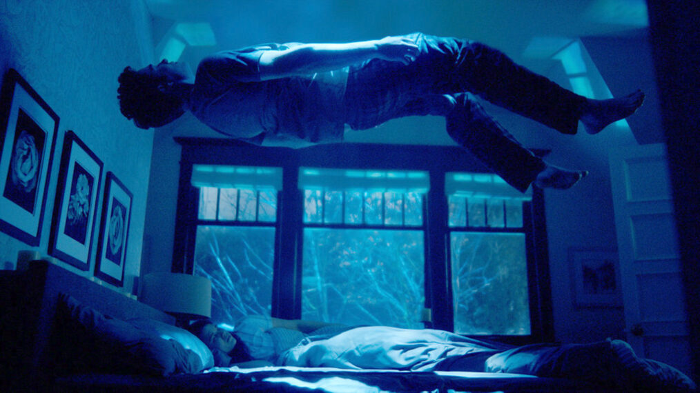 Levi Fiehler como el alcalde Ben Hawthorne en el episodio 2 de la temporada 3 de 'Resident Alien'