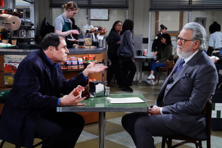 Richard Kind als Sy Feldman, John Larroquette als Dan Fielding in „Night Court“, Staffel 2, Folge 7