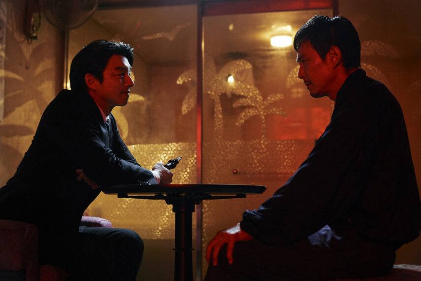 Anwerber und Gi-hun, gespielt von Gong Yoo & Lee Jung-jae in Squid Game